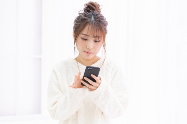 スマートフォンでクリニックを比較検討する患者のイメージ