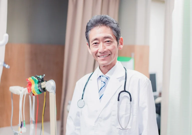 院長紹介ページの重要性を伝える医師のイメージ