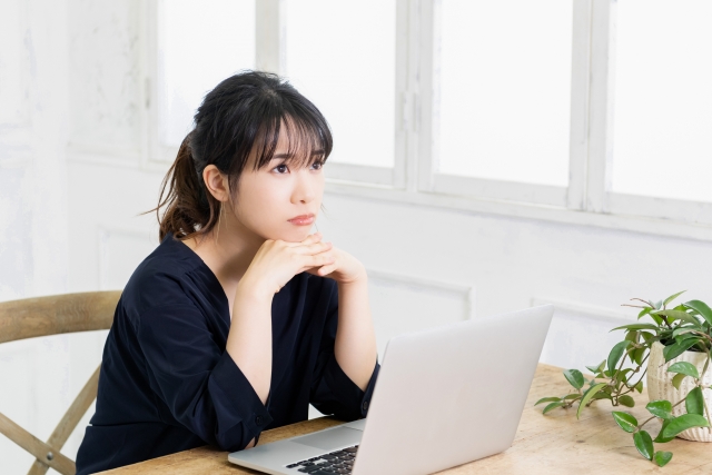 ホームページの必要性について考える患者のイメージ