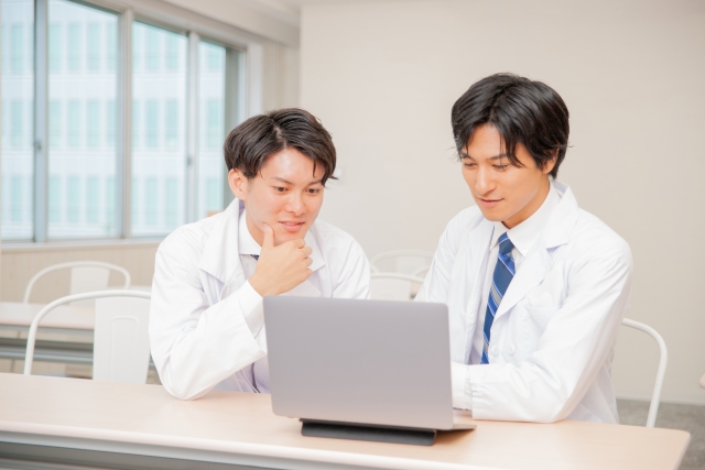 クリニックホームページの事例を比較検討する医師